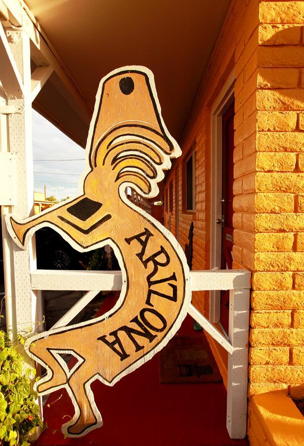 Brad'S Desert Inn Холбрук Экстерьер фото